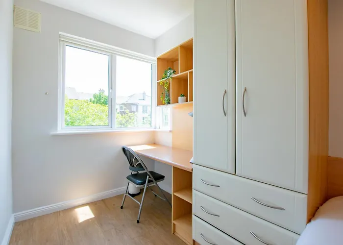 54 - Spacious Townhouse By Shortstays