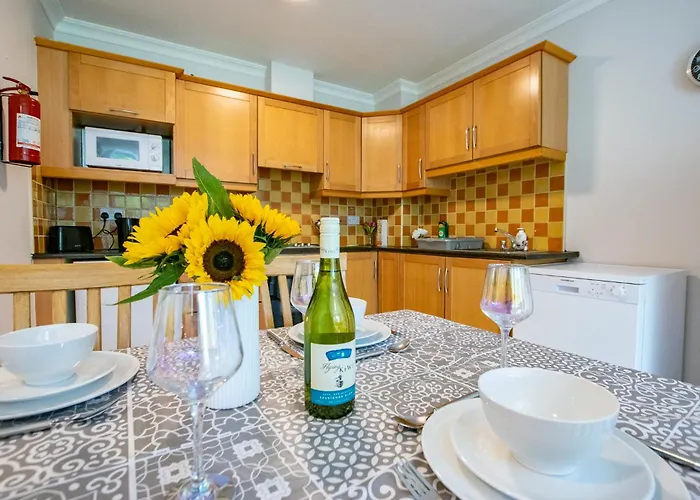 54 - Spacious Townhouse By Shortstays