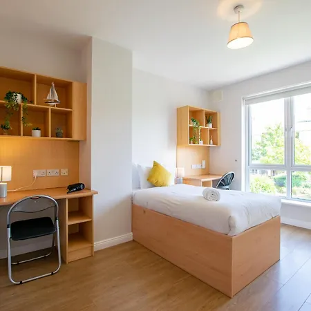 54 - Spacious Townhouse By Shortstays