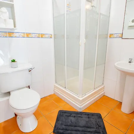 54 - Spacious Townhouse By Shortstays Holiday home *