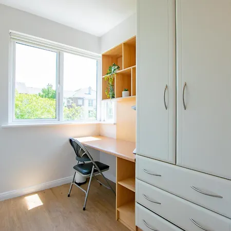54 - Spacious Townhouse By Shortstays - Parking