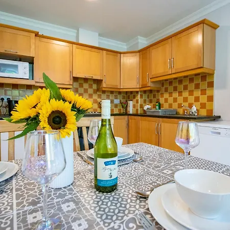 54 - Spacious Townhouse By Shortstays