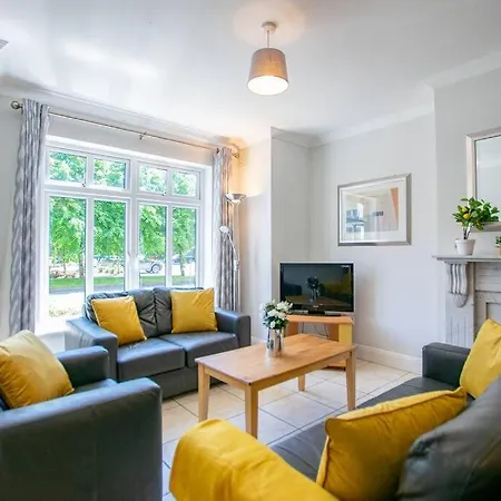54 - Spacious Townhouse By Shortstays - Parking