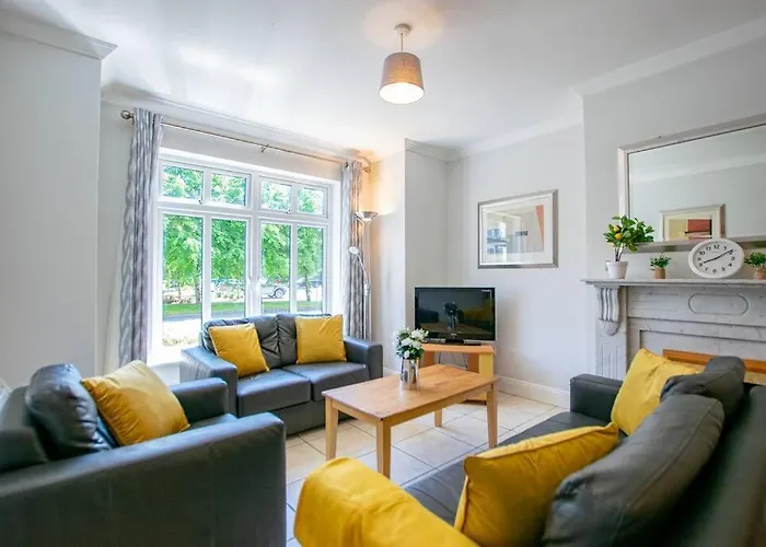 54 - Spacious Townhouse By Shortstays