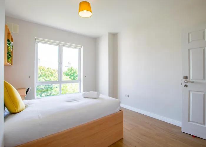 54 - Spacious Townhouse By Shortstays בית נופש גלוואיי