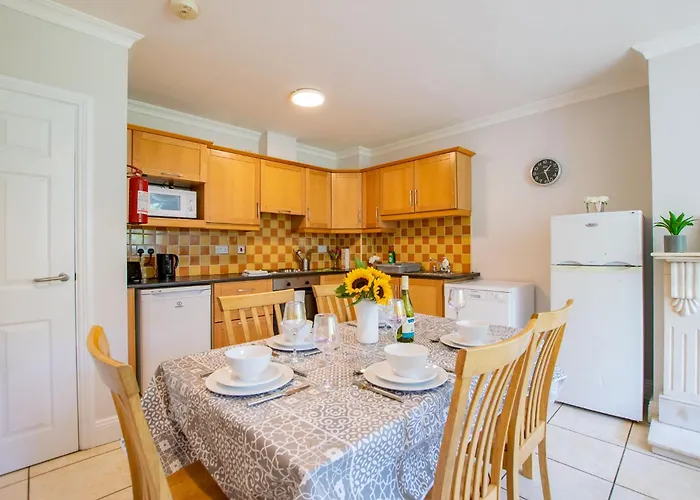 54 - Spacious Townhouse By Shortstays גלוואיי