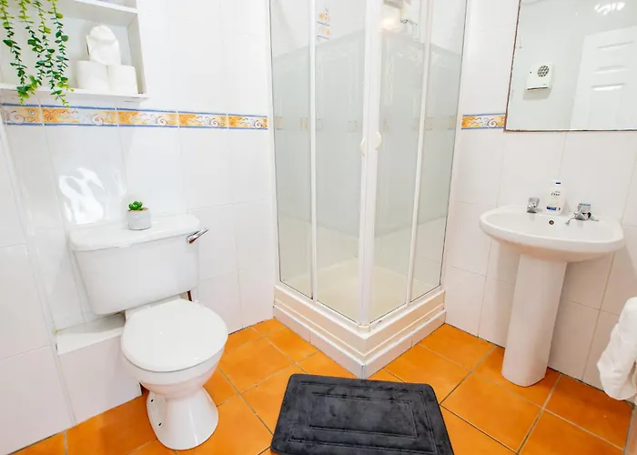 54 - Spacious Townhouse By Shortstays בית נופש *